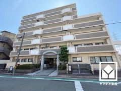 キッチンはカウンター付きの対面式。配膳や片付けがしやすく、お料理中でもお子様の様子が分かって安心です。