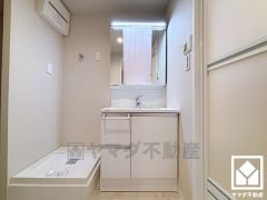 収納付きでスッキリお使い頂ける3面鏡の洗面台です。洗面ボウルが広めなので、忙しい朝でも身支度がしやすく時短になります。