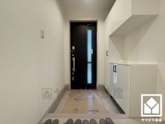 玄関にはシューズボックスを完備。家族の靴もしっかり収納できるので、玄関がいつも片付き、気持ちよくお客様を迎えられます。