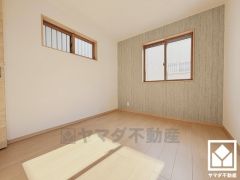 約5.5帖の洋室です。お子様のお部屋などにも丁度良い広さです。