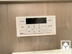 ボタン1つで自動でお湯張りができるオートバス機能付き。追い炊き機能もございますので、いつでも温かいお風呂に入ることができます。たし湯・たし水も可能で、お好みの温度に素早く調整できます。