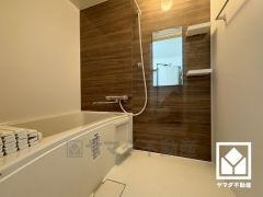 1日の疲れを癒す浴室でゆったりリフレッシュ。ナチュラルな木目調のアクセントパネルは落ち着いた雰囲気を演出してくれます。