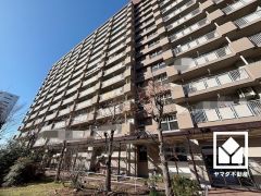 キッチンはカウンター付きの対面式。配膳や片付けがしやすく、お料理中でもお子様の様子が分かって安心です。L型なので作業動線が最短距離で効率良く動けます。