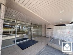 上質な素材と洗練されたデザインが織りなすエントランス。住まう人の誇りを感じさせる、優雅な迎えの空間。