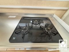 毎日の料理がもっとスムーズに。便利な3口コンロ付きキッチン。