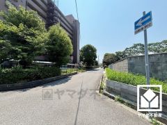 家族との時間も、自分だけの時間も心地よく過ごせる。シンプルで飽きのこない設計が、暮らしに余白をもたらします。この住宅は、日々の暮らしをそっと支えてくれます。