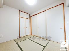 陽光がたっぷり差し込む洗練された和室。温かみのある畳のスッキリとしたデザインが、暮らしを心地よく彩ります。リビングに隣接しており、一体利用も可能です。