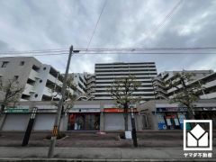 1階北側は店舗スペースになっています。街路樹の綺麗な通りになっており、四季折々の自然も感じられる住環境です。