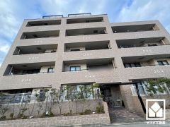 治安の良い閑静な住宅街にあり、静かな環境で落ち着いた生活をお送りいただけます。平坦地につき自転車での移動もしやすい住環境です。