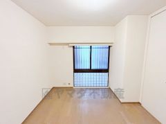 約6帖の洋室です。お子様のお部屋などにも丁度良い広さです。