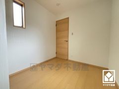 約3.7帖の洋室です。全居室2面採光で、明るい陽光がたっぷり差し込む心地よい生活空間です。
