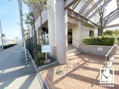 タイル張りの美しいエントランスアプローチ。綺麗に整備されており、帰宅時や来客時にも気持ちの良い空間です。