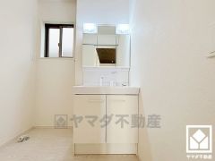 収納付きでスッキリお使い頂ける3面鏡の洗面台です。洗面ボウルが広めなので、忙しい朝でも身支度がしやすく時短になります。