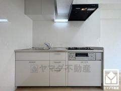 キッチンは空間を有効活用できる壁付けタイプ。調理に手間がかかりがちな肉や魚を、短時間でサッと焼き上げることができるグリル付き。