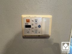 浴室暖房乾燥機付き。真冬の寒い浴室を暖かく、また雨の日の洗濯物の乾燥にと多用途に活躍する機能です。