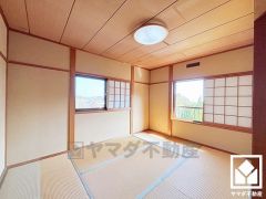 客間にも、ワークスペースにも、家族のくつろぎ空間にも。暮らしに寄り添う、自由に使える和室。