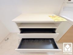 洗面台の隣にはキャビネットが設置されています。生活感の出やすい小物を隠して収納できるので、洗面室がスタイリッシュで清潔感のある印象になります。