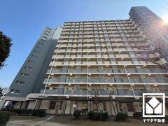 敷地内に駐車場棟を完備（月額4100円～6800円。敷金30000円）。重い荷物や雨の日の移動もスムーズで、快適なカーライフを実現。空き状況等は弊社スタッフまでお気軽にお問い合わせください。