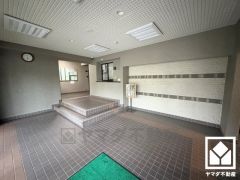 心地よい空間が広がる、清潔で美しいロビー。