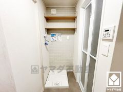 室内洗濯機置場がございますので、天候に左右されず洗濯していただけます。上部に棚があるので消耗品などをスッキリ置けるのも嬉しいポイント。