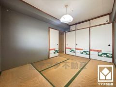 陽光がたっぷり差し込む洗練された和室。温かみのある畳のスッキリとしたデザインが、暮らしを心地よく彩ります。