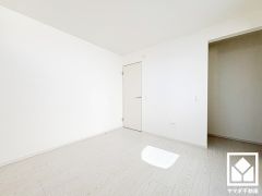 約6.1帖の2階洋室です。ウォークインクローゼット付きのお部屋で整理整頓しやすいです。