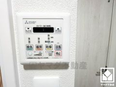 浴室暖房乾燥機付き。真冬の寒い浴室を暖かく、また雨の日の洗濯物の乾燥にと多用途に活躍する機能です。