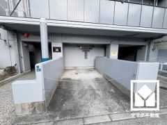 敷地内に駐車場を完備。重い荷物や雨の日の移動もスムーズで、快適なカーライフを実現。空き状況は弊社スタッフまでお気軽にお問い合わせください。