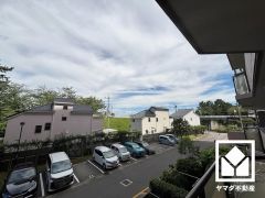 敷地内に駐車場を完備。重い荷物や雨の日の移動もスムーズで、快適なカーライフを実現。