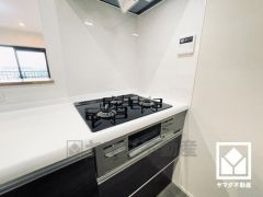 毎日の料理がもっとスムーズに。便利な3口コンロ付きキッチン。