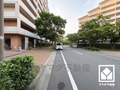 海沿いの緑豊かな住宅地で、美しい眺望を楽しんでいただける環境です。お問合せお待ちしております。