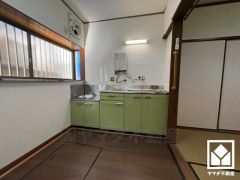 シンプルで美しいデザインのダイニングが、毎日の生活に彩りを添える。4.5帖・4.5帖の続き間の和室が隣接しており、一体利用も可能です。