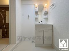 収納付きでスッキリお使い頂ける洗面台です。洗面ボウルが広めなので、忙しい朝でも身支度がしやすく時短になります。