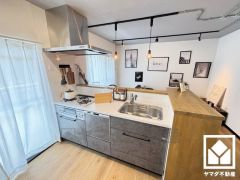 換気効率が高くお手入れもしやすいサイドレンジフードを完備。スッキリとしたスタイリッシュなデザインも魅力の一つです。