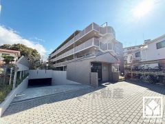 重厚感のあるファサードが、洗練された暮らしを予感させる。品格あるデザインが魅力のマンション。