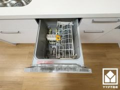 毎日の家事の負担を軽減でき、水道代の節約にもなる食器洗乾燥機付き。