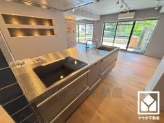 開放的なアイランドキッチンでご家族やお客様とのコミュニケーションがとりやすく、複数人での作業もラクラク。配膳や片付けもしやすく、お料理中でもお子様の様子が分かって安心です。