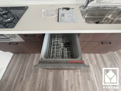 毎日の家事の負担を軽減でき、水道代の節約にもなる食器洗乾燥機付き。