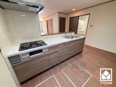 カウンターキッチンなので配膳や片付けがしやすく、お料理中でもお子様の様子が分かって安心です。窓がございますので、昼間は手元が明るく、お料理がはかどります。