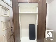 玄関にはたっぷりの収納スペースを完備。家族の靴もしっかり収納できるので、玄関がいつも片付き、気持ちよくお客様を迎えられます。