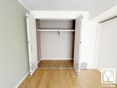 新たに家具を買わなくても良いので、ハンガーパイプ付きのクローゼットは嬉しいですね。