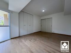 全居室収納付き。新たに家具を買わなくても良いので、ハンガーパイプ付きのクローゼットは嬉しいですね。