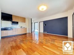 自然光を取り込む、開放感あふれる暮らし。心地よい空間が広がるリビングで、家族みんなが快適に過ごせる時間を提供。