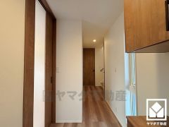 シンプルで洗練された玄関スペース。帰るたびにホッとできる、心地よい住まいの入り口。