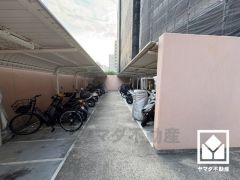屋根付きの駐輪場・バイク置場を完備。雨や風、直射日光からお乗り物を守ることができます。