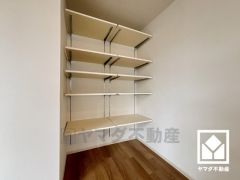 リビングの棚は可動式なので好きな高さに調整できます。