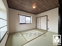 和の趣と現代の快適さを兼ね備えた空間。開放的にも、落ち着いたプライベート空間にもなる和室の魅力をぜひ。