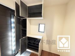 玄関にはシューズボックスを完備。家族の靴もしっかり収納できるので、玄関がいつも片付き、気持ちよくお客様を迎えられます。