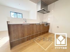 カウンターキッチンなので配膳や片付けがしやすく、お料理中でもお子様の様子が分かって安心です。