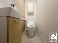 お手入れがしやすく節水効果も高いタンクレストイレです。手洗いが別になっているので、衛生的に使えます。